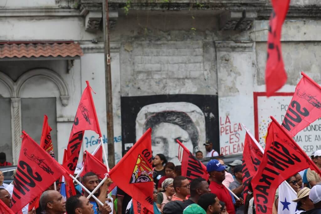Docentes y obreros marchan unidos contra la Ley 462 en Panamá