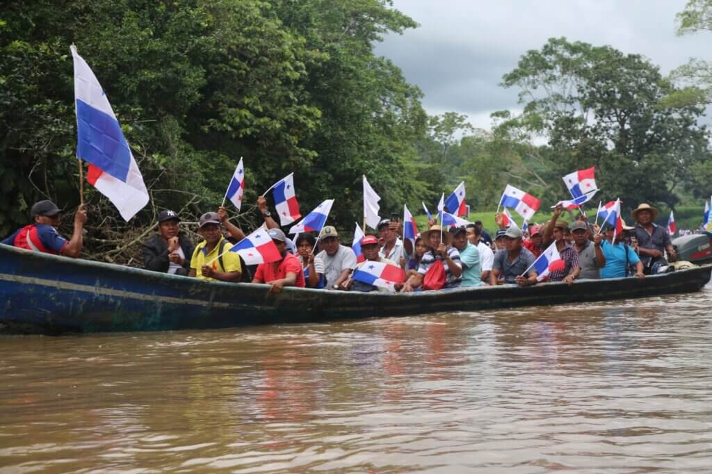 Comunidades de Río Indio realizaron marcha acuática en defensa del agua y el territorio